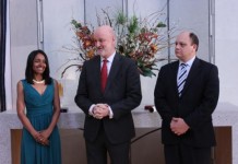 El embajador de España en los Estados Unidos, Ramón Gil-Casares (c), condecora hoy, lunes 22 de abril de 2013, a los hispanos Patria Julnes (i) y Octavio Hinojosa (d), con la Orden de la Cruz de Isabel La Católica en reconocimiento a su labor con la juventud hispana y su trabajo por enriquecer la relación entre EE.UU y España. EFE