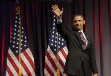 El presidente estadounidense, Barack Obama, saluda a los asistentes durante una recaudación de fondos en Washington, Estados Unidos hoy, viernes 26 de abril de 2013. EFE