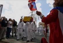 Un grupo de marinos del buque escuela español Juan Sebastián de Elcano lleva los restos del puertorriqueño Ramón Power y Giralt, quien fue primer vicepresidente de las cortes de Cádiz y ayudó a promulgar la Constitución de 1812, y que fueron entregados a las autoridades locales, en San Juan (P. Rico). EFE