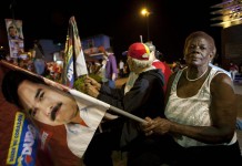 Seguidores del candidato presidencial Nicolás Maduro se reúnen hoy, domingo 14 de abril de 2013, en la parroquia 23 de enero, en Caracas (Venezuela). EFE/Boris Vergara