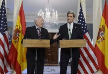El ministro español de Asuntos Exteriores, José Manuel García-Margallo (i), y el secretario de Estado estadounidense, John Kerry, comparecen en una rueda de prensa en el Departamento de Estado en Washington DC, Estados Unidos, hoy, martes 30 de abril de 2013. García-Margallo transmitió hoy a Kerry la voluntad de España de ser el "mejor embajador" de Washington en las negociaciones para crear un tratado de libre comercio con la Unión Europea (UE). EFE/Michael Reynolds