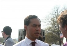 El congresista demócrata por Texas, Joaquín Castro, participa este miércoles en la manifestación en Washington para pedir una reforma migratoria. EFE