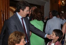 El presidente de la Xunta de Galicia, Alberto Núñez Feijoo (c), saluda a ciudadanos españoles radicados en México, durante un encuentro que sostuvo este domingo con la colectividad gallega en México. EFE