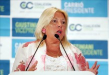 En la imagen, la diputada argentina Elisa Carrió, de la opositora Coalición Cívica (CC), organización política que pide que se reactive una causa en la que habían solicitado que se investigara al expresidente Néstor Kirchner. EFE/Archivo