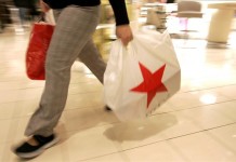 Una mujer carga unas bolsas en uno de los almacenes Macy´s en EE.UU. EFE/Archivo