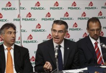 El director general de Petróleos Mexicanos (Pemex), Juan José Suárez Coppel (c), acompañado por los directivos Ignacio Quesada (i) y Carlos Murrieta (d), hablan el jueves 27 de septiembre de 2012, durante una rueda de prensa en Ciudad de México. EFE/Archivo