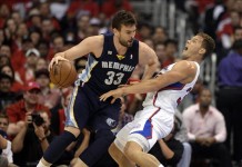 El jugador de los Clippers Blake Griffin (d) ante Marc Gasol (i) durante el juego de los "playoffs" de la NBA en el Staples Center de Los Angeles, California (EE.UU.). EFE