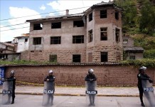 Fotografía cedida por Andina este 1 de mayo, de policías custodiando la casa donde fue hallado el cuerpo del ciudadano chileno Ramón Gustavo Castillo Gaete, líder de una secta y buscado en su país por matar a un bebé recién nacido. EFE