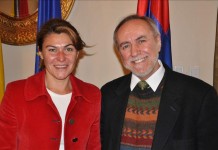 Fotografía cedida por la Agencia Española de Cooperación para el Desarrollo (AECID) que muestra a la jurista de la Audiencia Nacional de España Ana Sánchez (i), junto al representante de la OACNUDH en Bolivia Denis Racicot (d), en el Foro Internacional Independencia Judicial: Carrera judicial y Carrera fiscal, en Sucre (Bolivia). EFE