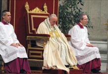El papa Francisco presidió hoy desde la Basílica de San Pedro del Vaticano la solemne Adoración Eucarística, a la que, en el marco de las celebraciones por el Año de la Fe, estaban llamadas a participar al mismo tiempo todas las diócesis del mundo, con sus respectivas catedrales. EFE