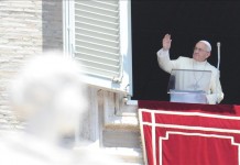 El pontífice ante los miles de fieles que acudieron a la plaza de San Pedro del Vaticano para el rezo del Ángelus dominical. EFE