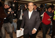 El canciller de Ecuador Ricardo Patiño (c-i) asiste a una reunión con su homólogo de Venezuela, Elías Jaua (c-d), en la sede diplomática del Ministerio de Relaciones Exteriores de Venezuela en Caracas (Venezuela). EFE