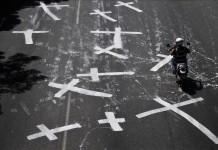 Grupos de jóvenes que integran el denominado Movimiento Cívico Nacional, pintaron decenas de cruces blancas en las principales calles de la capital guatemalteca, para exigir justicia por los asesinatos que se registran a diario en este país. EFE/Archivo
