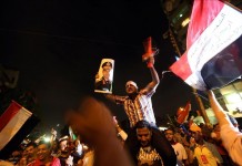 Egipcios opositores del presidente Mohamed Mursi celebran este miércoles 3 de julio de 2013, a las afueras del palacio presidencial en El Cairo (Egipto), tras el anuncio del Ejército egipcio, que suspendió la Constitución y declaró al presidente del Tribunal Constitucional como nuevo mandatario provisional del país en lugar del islamista Mohamed Mursi. EFE