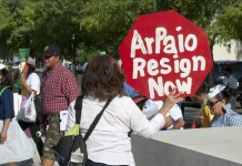 Una mujer sotiene una pancarta donde se lee "Arpaio dimite ahora" durante una manifestación. EFE/archivo