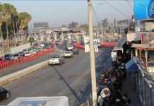 Vista de la espera peatonal para cruzar por las mañanas por la garita de San Ysidro. El alcalde de la ciudad mexicana de Tijuana, Carlos Bustamante, pidió hoy a EE.UU. que levante la alerta de viaje emitida recientemente por el Departamento de Estado y que afecta a la urbe fronteriza. EFE/Archivo