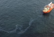 Más de tres años después del vertido, el Departamento de Justicia continúa su investigación criminal sobre el accidente del 20 de abril de 2010, cuando la plataforma "Deepwater Horizon" explotó y se hundió en las aguas del Golfo de México, causando la muerte a 11 personas. EFE/Archivo