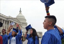 Un grupo de soñadores protesta en el exterior del Capitolio en Washington, DC (EE.UU.) EFE/archivo