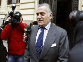 El extesorero del Partido Popular Luis Bárcenas, a su salida el 26/2/2103 de su domicilio entre numerosos informadores que se encontraban en el exterior esperándole después de que el juez del caso Gürtel, Pablo Ruz, le prohibiera salir del país. EFE/Ángel Díaz.
