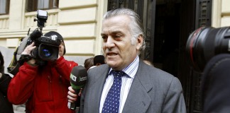 El extesorero del Partido Popular Luis Bárcenas, a su salida el 26/2/2103 de su domicilio entre numerosos informadores que se encontraban en el exterior esperándole después de que el juez del caso Gürtel, Pablo Ruz, le prohibiera salir del país. EFE/Ángel Díaz.