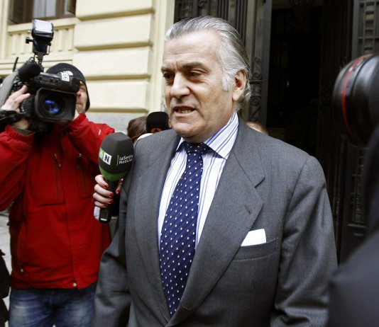El extesorero del Partido Popular Luis Bárcenas, a su salida el 26/2/2103 de su domicilio entre numerosos informadores que se encontraban en el exterior esperándole después de que el juez del caso Gürtel, Pablo Ruz, le prohibiera salir del país. EFE/Ángel Díaz.