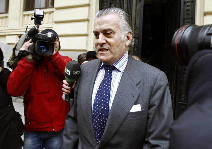 El extesorero del Partido Popular Luis Bárcenas, a su salida el 26/2/2103 de su domicilio entre numerosos informadores que se encontraban en el exterior esperándole después de que el juez del caso Gürtel, Pablo Ruz, le prohibiera salir del país. EFE/Ángel Díaz.