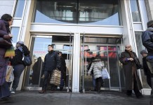 Unos compradores salen de un comercio en Nueva York, EE.UU.. EFE/Archivo