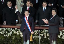 Horacio Cartes (i) fue registrado este jueves al salduar, tras jurar como nuevo mandatario de Paraguay, ante el presidente del Senado paraguayo, Julio César Velazquez (d), frente a la sede del Palacio de Gobierno en Asunción. EFE