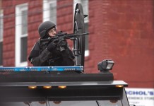 Un agente del cuerpo de policía apunta con su arma tras un tiroteo. EFE/Archivo