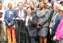La Concejal Rosie Méndez habla hoy, jueves 22 de agosto 2013, durante una rueda de prensa celebrada previo a la reunión del Concejo Municipal de Nueva York donde se derogó el veto que impuso el alcalde Michael Bloomberg al proyecto de ley que crea el cargo de inspector general para vigilar las actuaciones de la policía bajo el controvertido programa de paradas y cacheos. EFE