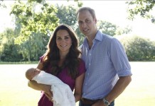 Imagen cedida por el Palacio de Kensignton, publicada por Sus Altezas Reales los Duques de Cambridge y tomada por Michael Middleton, el padre de la Duquesa, que muestra al príncipe William, Duque de Cambridge, y a Catherine, Duquesa de Cambridge, posando con su hijo el príncipe Jorge durante los primeros días de agosto en el jardín de la casa de la familia Middleton en Bucklebury, Berkshire (Reino Unido). EFE/Michael Middleton/Palacio de Kensigton