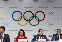 El presidente del Gobierno, Mariano Rajoy (2º dcha.), el presidente de la candidatura Madrid 2020, Alejandro Blanco (dcha), la alcaldesa de Madrid, Ana Botella, y el jugador de baloncesto, Pau Gasol, durante la rueda de prensa ofrecida tras la presentación de la candidatura. EFE