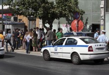 Un coche de policía en la sede del partido radical neonazi Amanecer Dorado. EFE/Archivo