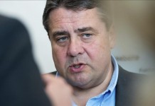 El presidente del partido Socialdemócrata (SPD), Sigmar Gabriel, al finalizar una reunión del partido celebrada en el Reichstag, en Berlín (Alemania), hoy, miércoles 25 de septiembre de 2013. EFE