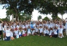 Fotografía cedida por la organización social TECHO-US de algunos de los jóvenes voluntarios que se volcaron este sábado en más de 60 intersecciones de las ciudades de Miami, Miami Beach y Coral Gables, para recaudar cerca de 60.000 dólares en su primera colecta y financiar la construcción de viviendas y programas de educación y salud en Latinoamérica. EFE/TECHO-US/Solo uso editorial