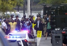 Un grupo de trabajadores estadounidenses es desalojado del escenario de un tiroteo en instalaciones de la Armada en Washington, DC, EE.UU., el 16 de septiembre de 2013. Al menos cuatro personas han muerto y otras ocho fueron heridas en el tiroteo ocurrido esta mañana en la capital de Estados Unidos, según informaron hoy los medios nacionales, que citan fuentes militares. EFE/Shawn Thew