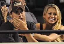 Fotografía tomada en abril de 2009 en la que se registró al cantante español Enrique Iglesias (i) y a la modelo y tenista Anna Kournikova (d), durante un partido de tenis del Abierto de Florida (EE.UU.). EFE/Archivo