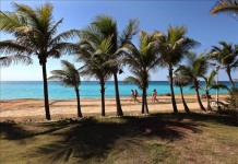 Un grupo de turistas camina por la playa de Varadero en Cuba. EFE/Archivo