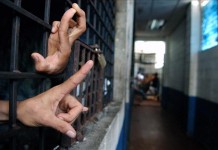 Los agentes de seguridad también se incautaron de al menos 4.264 dólares, pequeñas porciones de cocaína y marihuana, así como armas punzantes artesanales que estaban en posesión de los reos. EFE/Archivo