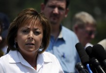 Cientos de manifestantes pidieron hoy a los legisladores de Nuevo México que se concentren en los problemas reales del estado y desoigan la petición de la gobernadora, Susana Martínez, de derogar una ley que otorga licencias de conducir a los indocumentados. EFE/Archivo