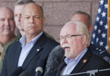El congresista demócrata por Arizona, Ron Barber (dcha.), habla junto al nuevo secretario de Seguridad Nacional (DHS), Jeh Johnson (izq.), durante una conferencia de prensa celebrada hoy, miércoles 22 de enero 2014, en las oficinas de la Patrulla Fronteriza Sector Tucson. EFE