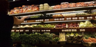 Una mujer compra vegetales en un supermercado de Nueva York, Estados Unidos. EFE/archivo