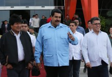 LA GUAIRA (VENEZUELA), 07/01/2014.- Fotografía cedida el martes 7 de enero de 2013, por la oficina de prensa de Miraflores, que muestra al presidente de Bolivia, Evo Morales (i), junto a su homólogo venezolano, Nicolás Maduro (2i), y el canciller venezolano, Elías Jaua (d), en el aeropuerto de Maiquetia en La Guaira (Venezuela). EFE/PRENSA MIRAFLORES/NO VENTAS/SOLO USO EDITORIAL