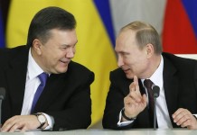 MOSCÚ (RUSIA) 27/02/2014.- Foto de archivo tomada el 17 de diciembre de 2013 del presidente ruso, Vladímir Putin (dcha), mientras conversa con su homólogo ucraniano, Víktor Yanukóvich, en el Gran Palacio del Kremlin, en Moscú (Rusia). EFE/Yuri Kochetkov