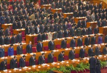 Una multitud de delegados del Partido Comunista guarda un minuto de silencio en conmemoración a las 34 víctimas que perdieron la vida en el atentado de la estación de tren del sur de China, durante la inauguración de la 12 edición de la Conferencia Consultiva Política del Pueblo chino (CPPCC, el principal órgano consejero político chino), que se celebra hoy en el Gran Palacio del Pueblo, en Pekín. EFE