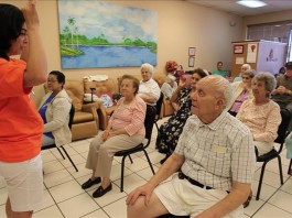 Una terapeuta habla con un grupo de ancianos en el centro de cuidado de personas mayores EFE/Archivo