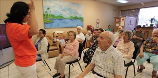 Una terapeuta habla con un grupo de ancianos en el centro de cuidado de personas mayores EFE/Archivo