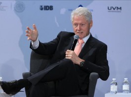 El expresidente estadounidense Bill Clinton habla hoy, viernes 6 de febrero de 2015, durante su participación en la cumbre "Juventud y Productividad" organizada en la capital mexicana, donde pidió perdón a México por su responsabilidad en el tráfico de drogas que sufre este país, tras la lucha que emprendió en su mandato para evitar el trasiego aéreo y marítimo. EFE
