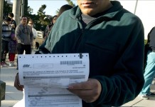 La entusiasta respuesta a las licencias de conducir a indocumentados en California ha provocado aglomeraciones en las oficinas del Departamento de Vehículos Motorizados (DMV) y esperas de más de dos meses para obtener una cita por internet. EFE/Archivo