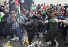 Unos hombres queman un pelele que representa al líder el grupo terrorista yihadista Estado Islámico